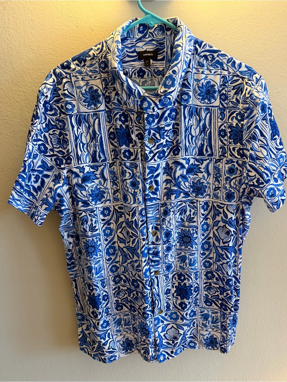 Express Women’s Blue & White Floral Short Sleeve Button-Up Shirt